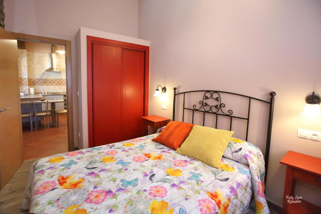 Posteľ alebo postele v izbe v ubytovaní Apartamentos Bouso
