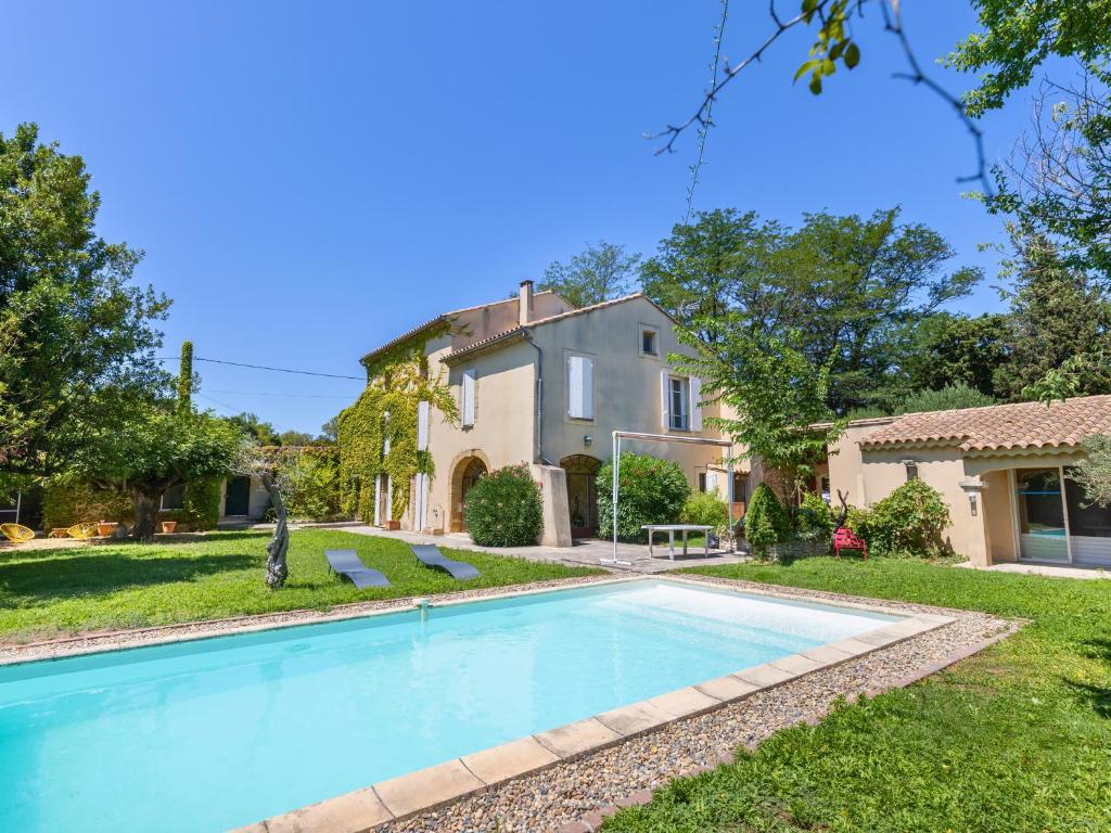 a large swimming pool in front of a house at Mas provençal - Idéal familles & amis - Piscine privée - 3 suites - Avignon & Châteauneuf-du-Pape - Parking privé gratuit in Bédarrides
