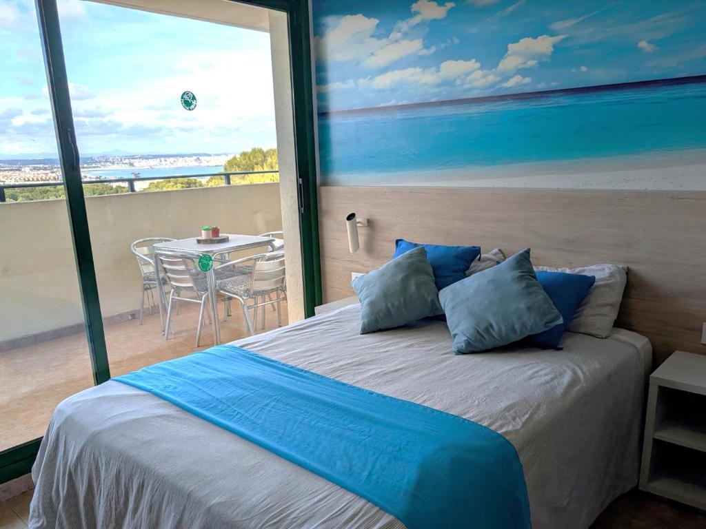Vistas al mar, piscina y playa en Cap Salou