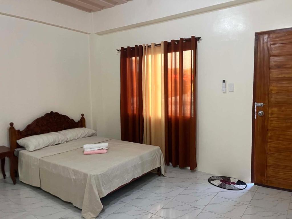 a bedroom with a bed in a room with a window at Hidalgo Lodge in Santa Ana