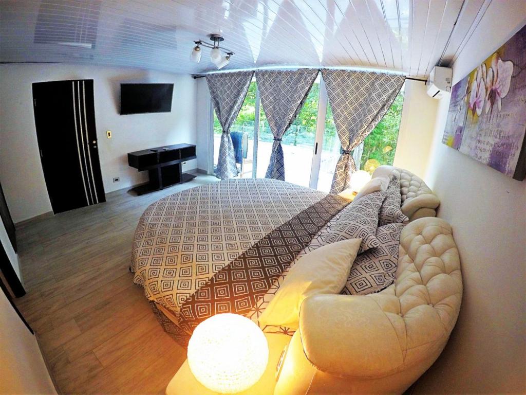 ein Schlafzimmer mit einem Bett und einem Sofa darin in der Unterkunft La Romantica in Isla Contadora