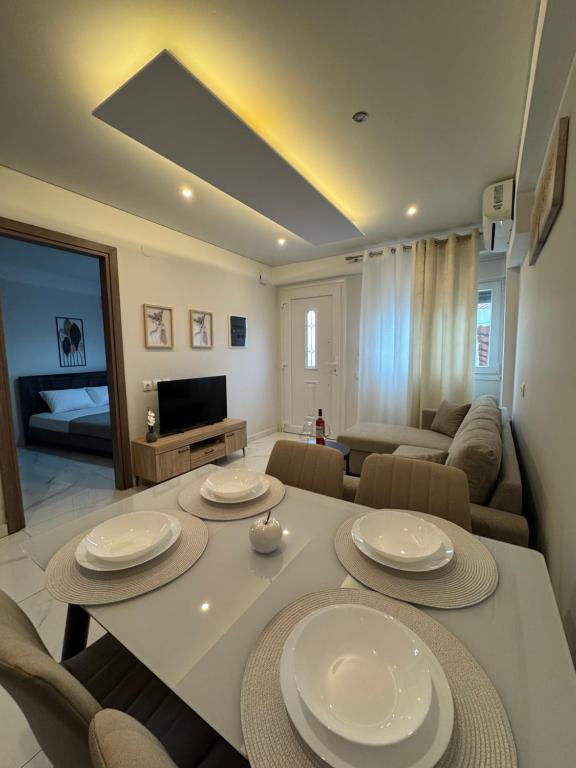a kitchen and living room with a table and chairs at Studio AZOTI in Kástron