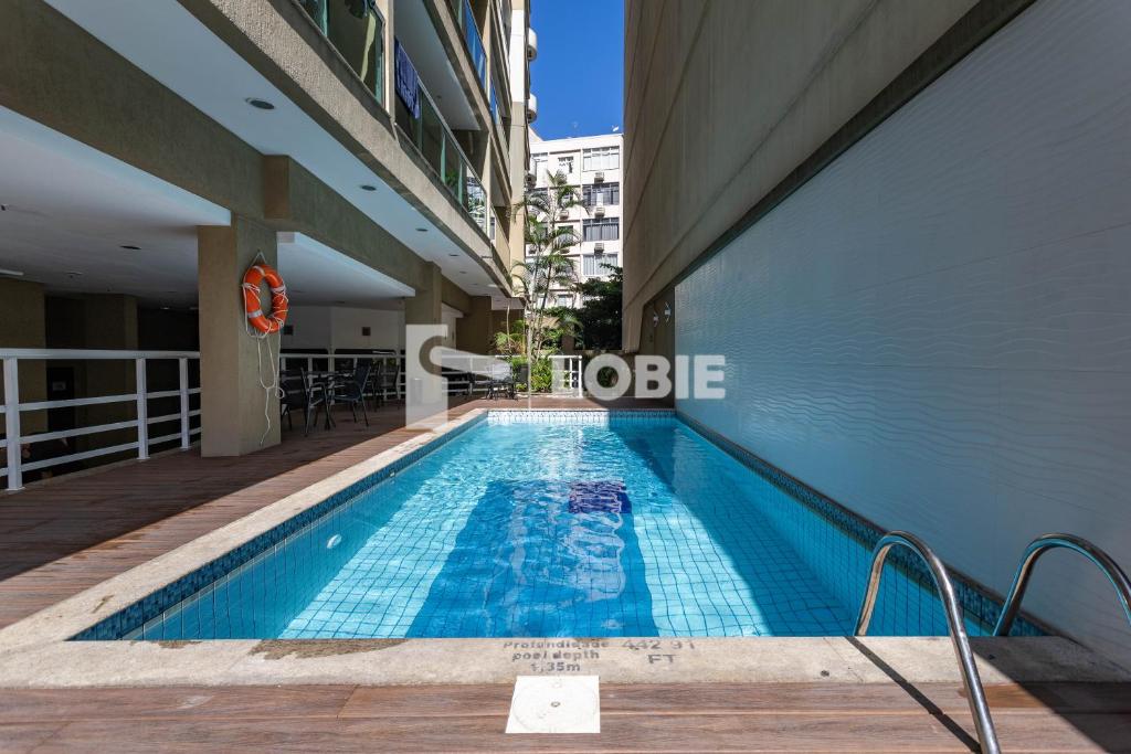 a swimming pool on the side of a building at Lobie Queen Ipanema in Rio de Janeiro