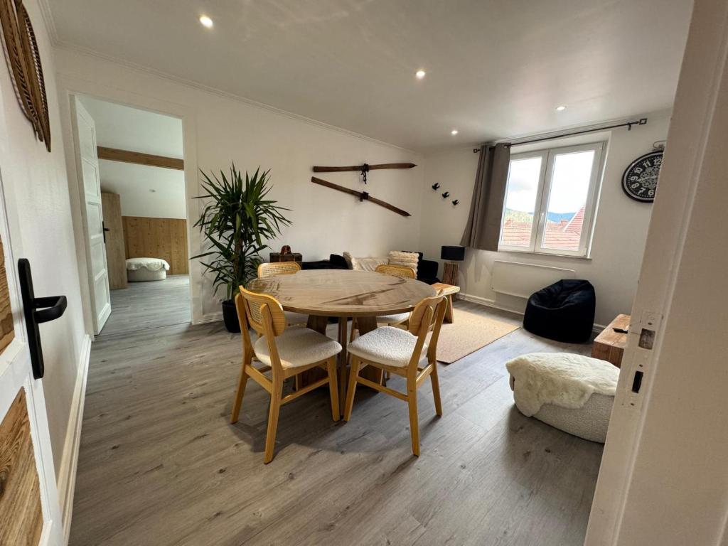 a dining room with a table and chairs in a room at L'ANTRE Deux LACS avec parking et garage in Xonrupt-Longemer