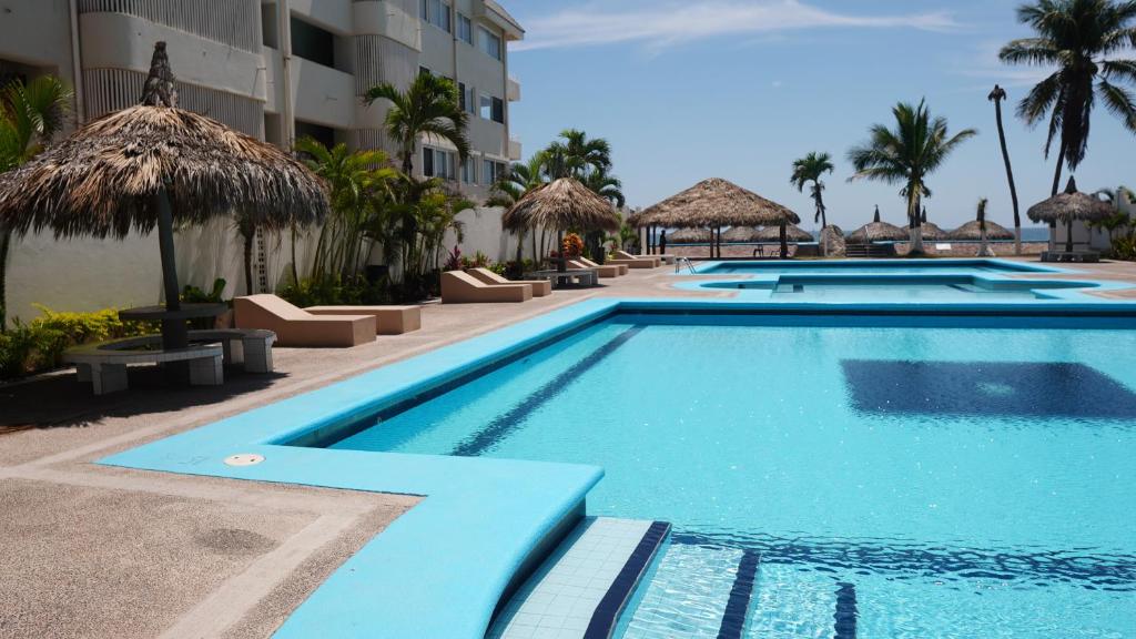 Vista de alberca y zona exterior en Casa Quintas del Mar Mazatlán