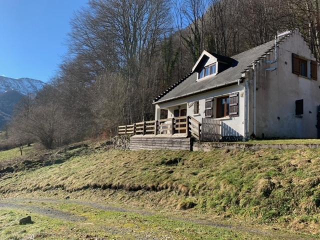 a white house on top of a hill at Chalet de montagnes in Campan
