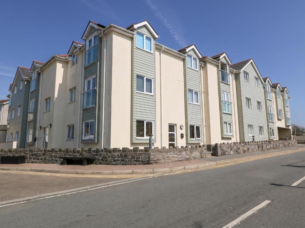 a row of houses on the side of a street at Maelog, 14 Tides Reach in Rhosneigr