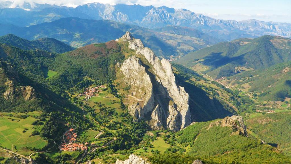 una montaña en medio de un valle en Viviendas Rurales El Cantón, en Cucayo