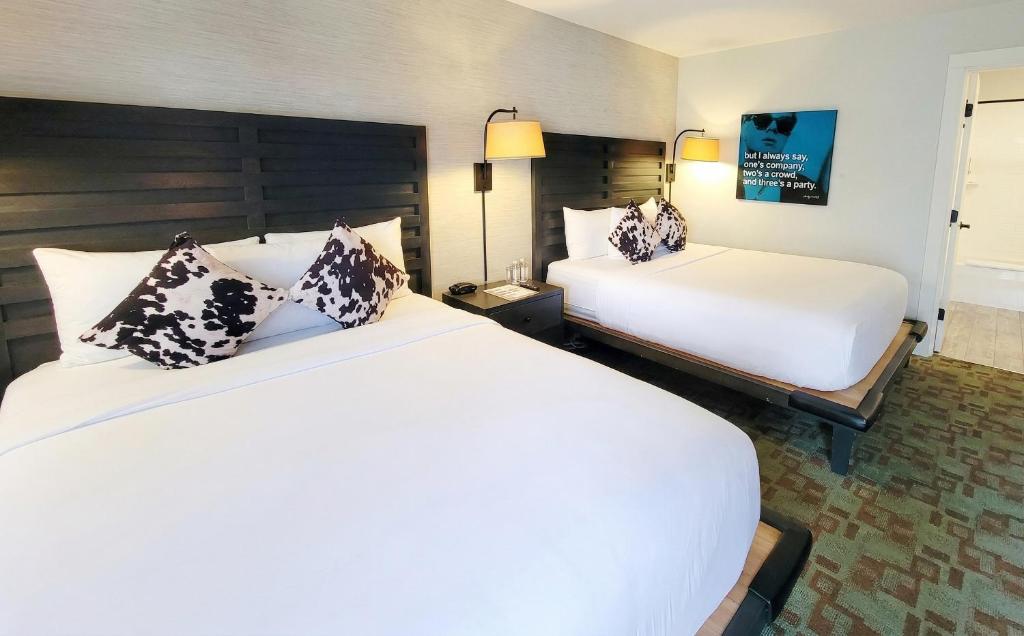 a hotel room with two beds and two lamps at Hotel Hi-Ho - Contactless Check-In in Fairfield