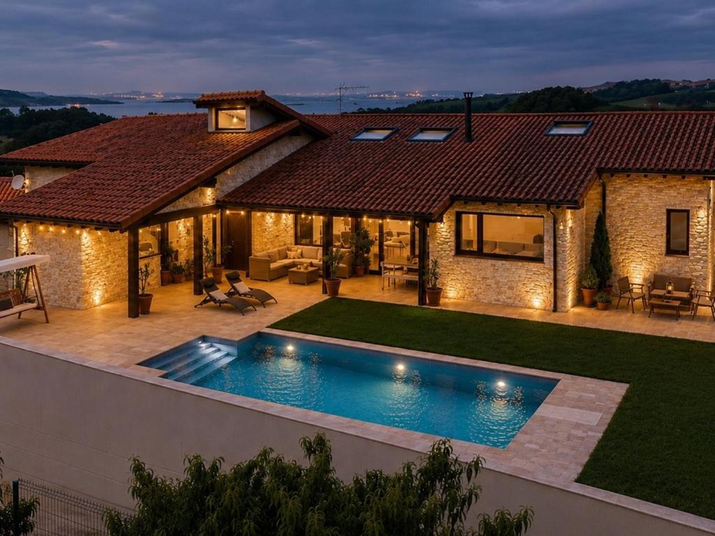 a house with a swimming pool in the yard at La Carrera, villa moderna con piscina privada en Mogro Cantabria in Mogro