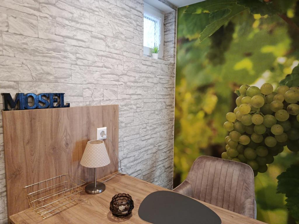 a table with a lamp and a bunch of grapes at Kleines Moselchalet in Cochem