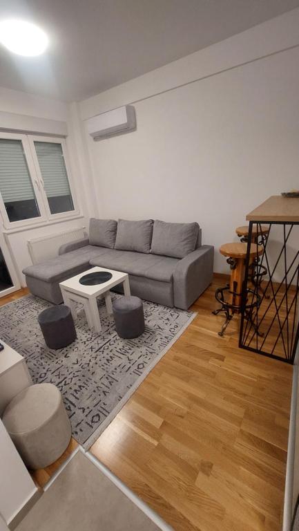 a living room with a couch and a table at Apartman Stan Laktasi in Laktaši