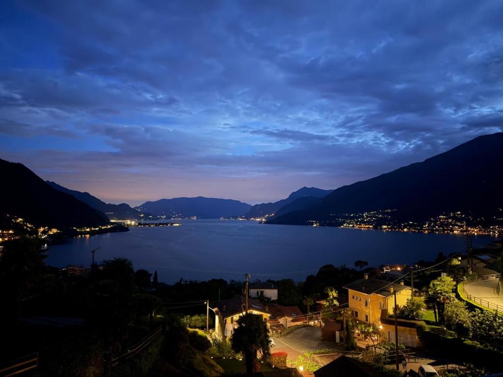a view of a large body of water at night at B&B Belvedere in Colico