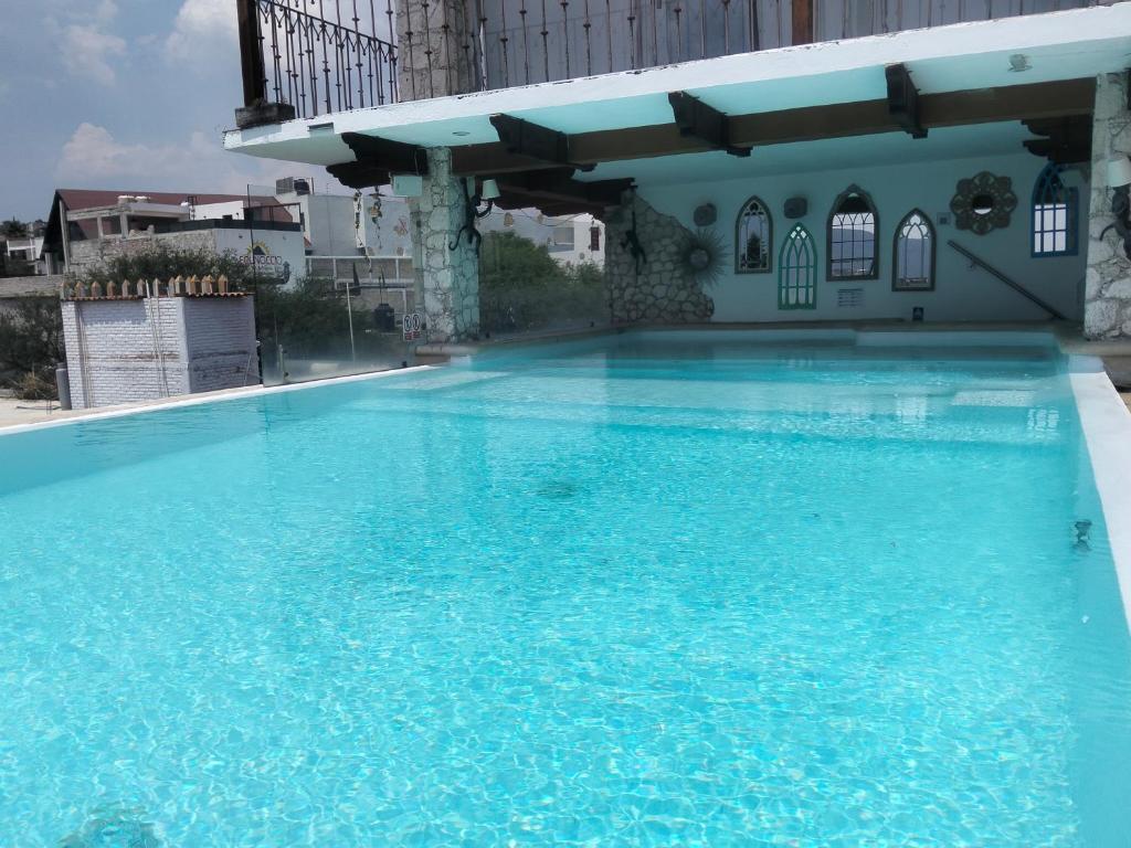 a large swimming pool with blue water at Hotel Villa Peñasco in Bernal