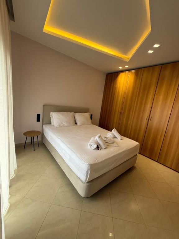 AB Modern Residence 2 Bedroom Apartment with Private Parking