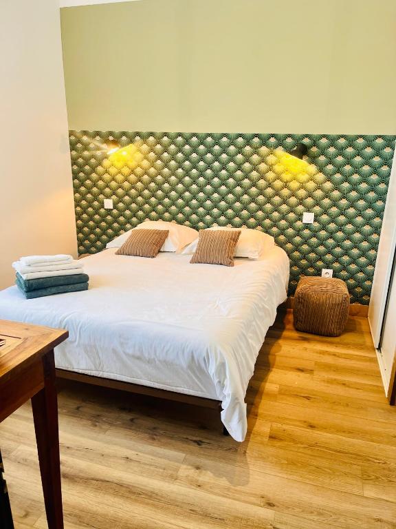 a bedroom with a large bed with a headboard at Chambre à soulac in Soulac-sur-Mer
