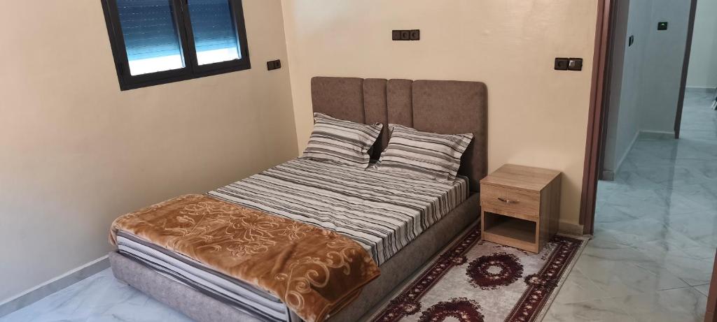 a bedroom with a bed and a night stand at Tata hausse in Tatta