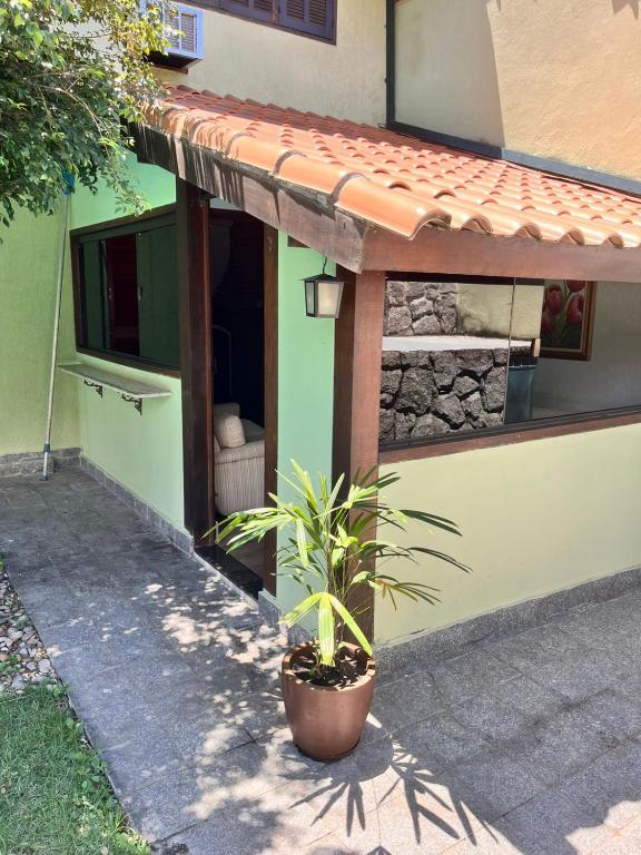 a plant in a pot in front of a building at Casa da Jabuticaba! in Itatiaia