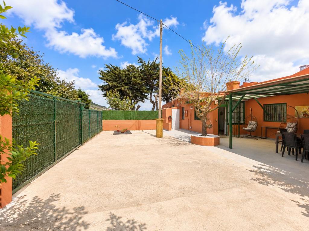 a patio with a fence next to a house at Las casitas de Zamorano in La Esperanza