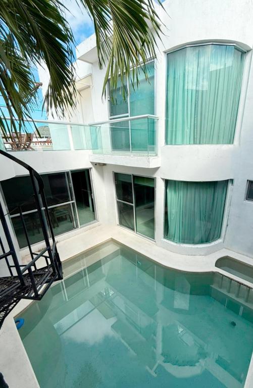 a swimming pool in front of a building at Casa con alberca en el centro de Puerto Progreso in Progreso