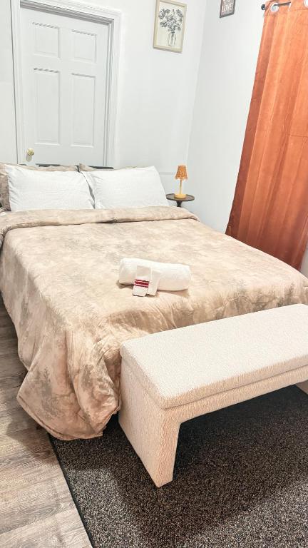 ein großes Bett mit zwei Handtüchern darauf in der Unterkunft Charming space in Lynn
