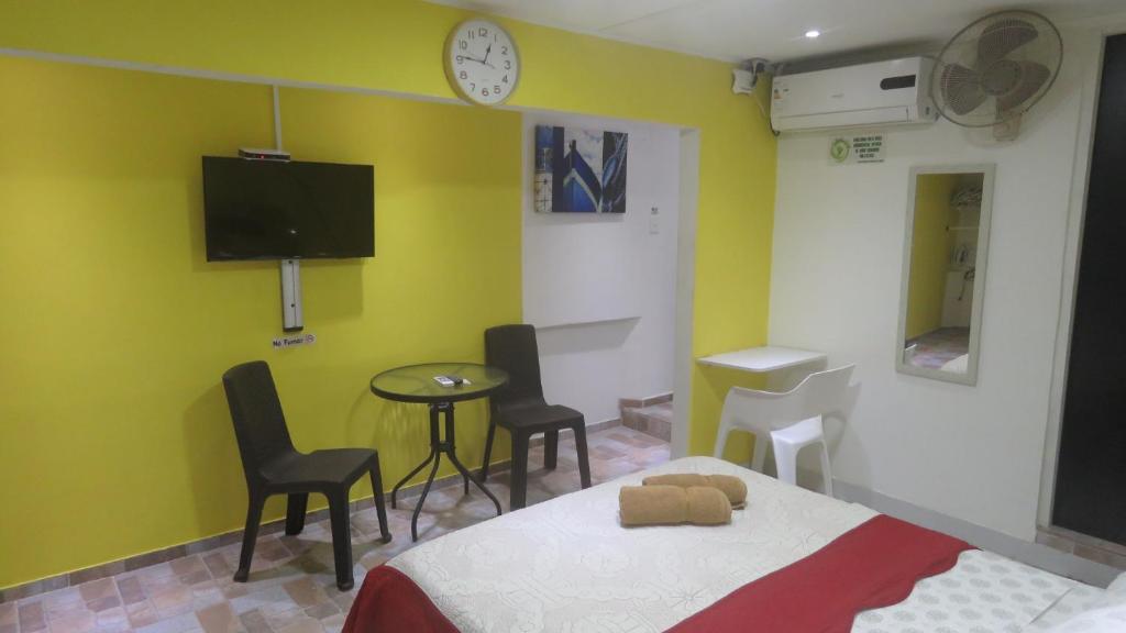 een kamer met een bed en een tafel en stoelen bij Posada J&J Forbes - 2 in San Andrés