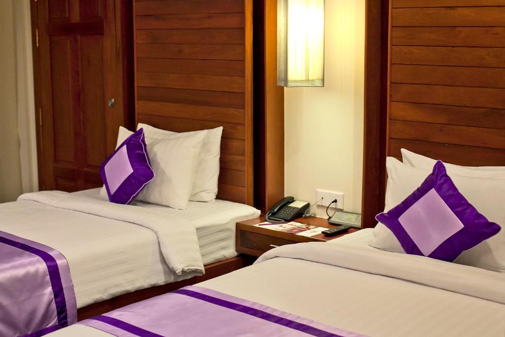 Postel nebo postele na pokoji v ubytování Angkor Miracle Resort & Spa