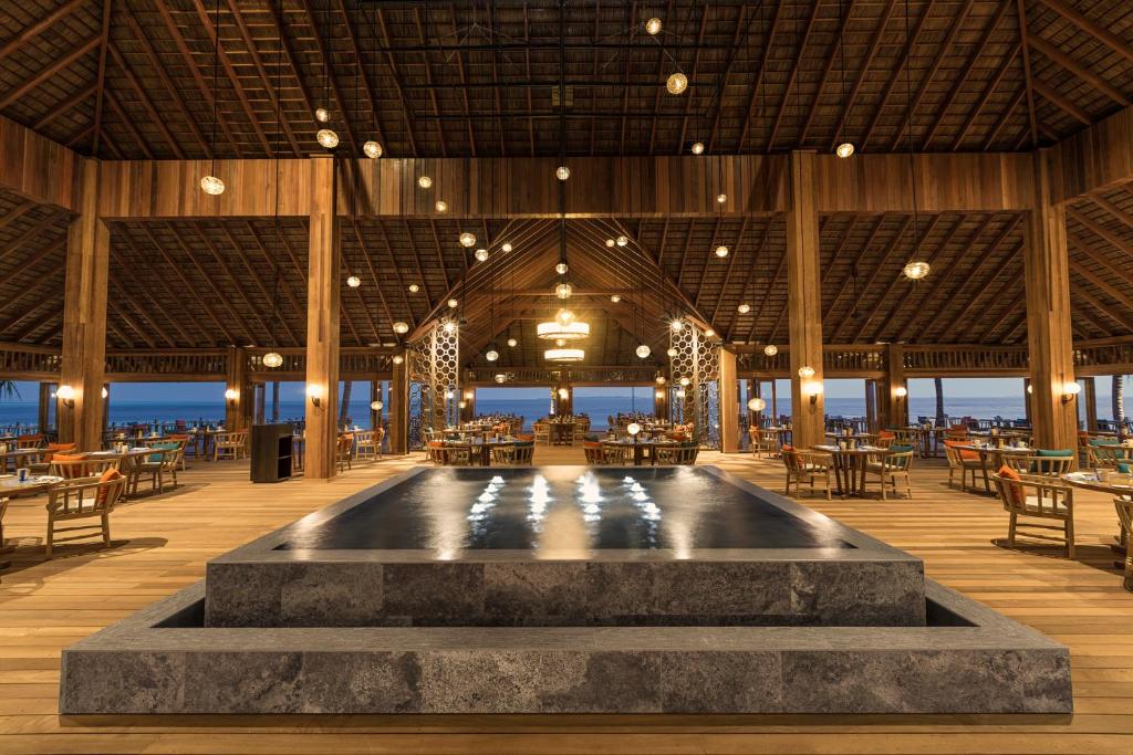 Restaurace v ubytování Hurawalhi Island Resort