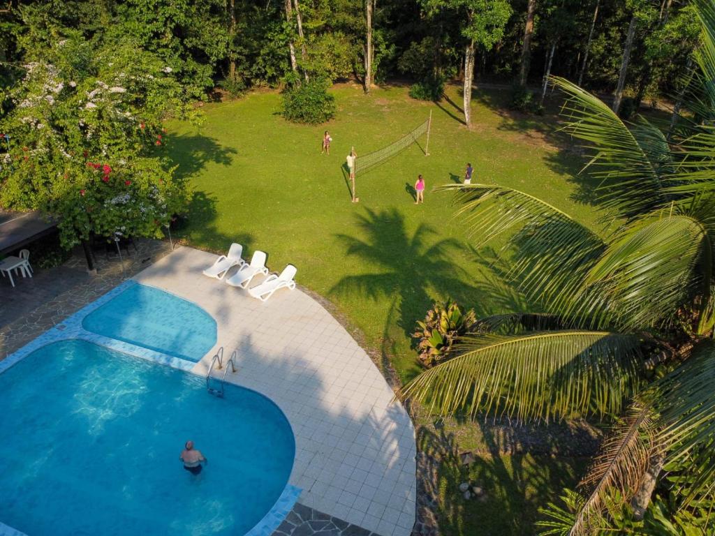 an overhead view of a swimming pool with people in a park at Hotel de selva EL PUENTE in Villa Tunari
