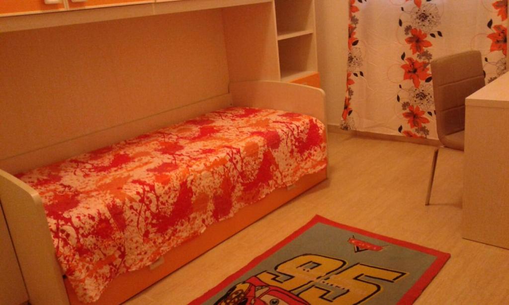 ein kleines Schlafzimmer mit einem Bett in einem Kasten in der Unterkunft Felicity5terre in La Spezia