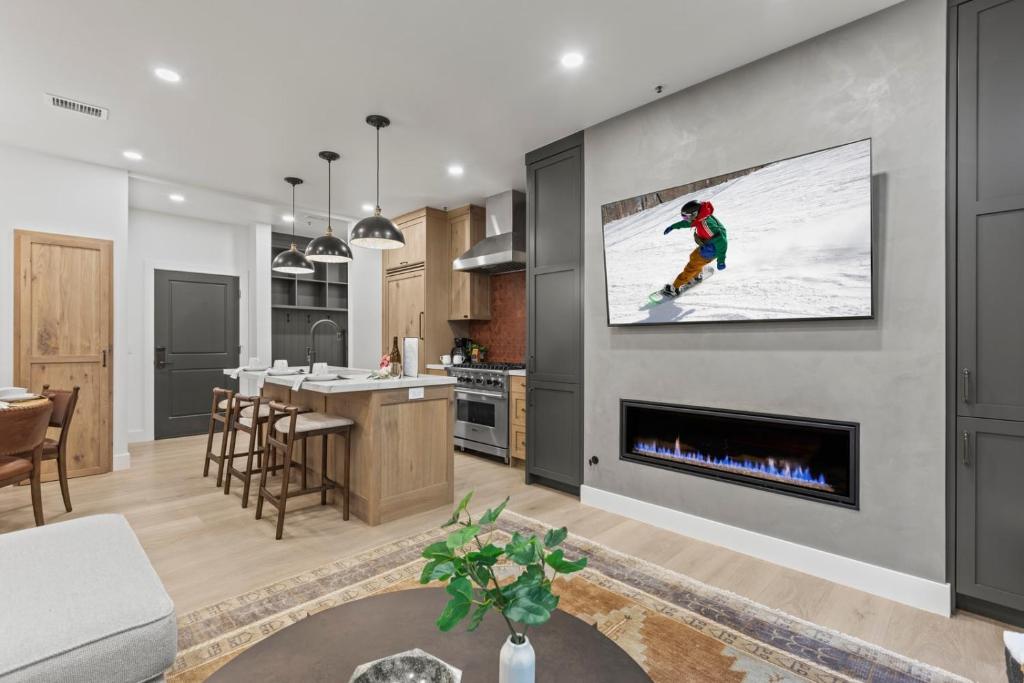 KBM Resorts: Walk to Ski Lift Easy Elevator Access Main Street Com Hot Tub Restaurants Views - Housity