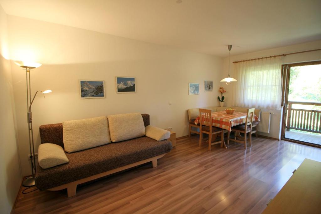 A seating area at Apartments Im Winkl