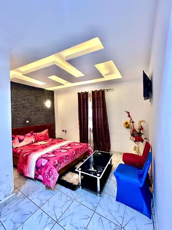 a bedroom with a bed and a table and a chair at FOCUS hotel in Baham