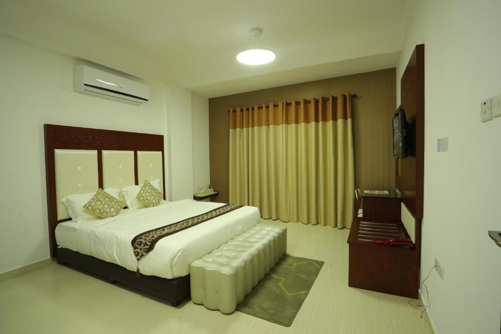 Postel nebo postele na pokoji v ubytování Zaki Hotel Apartment