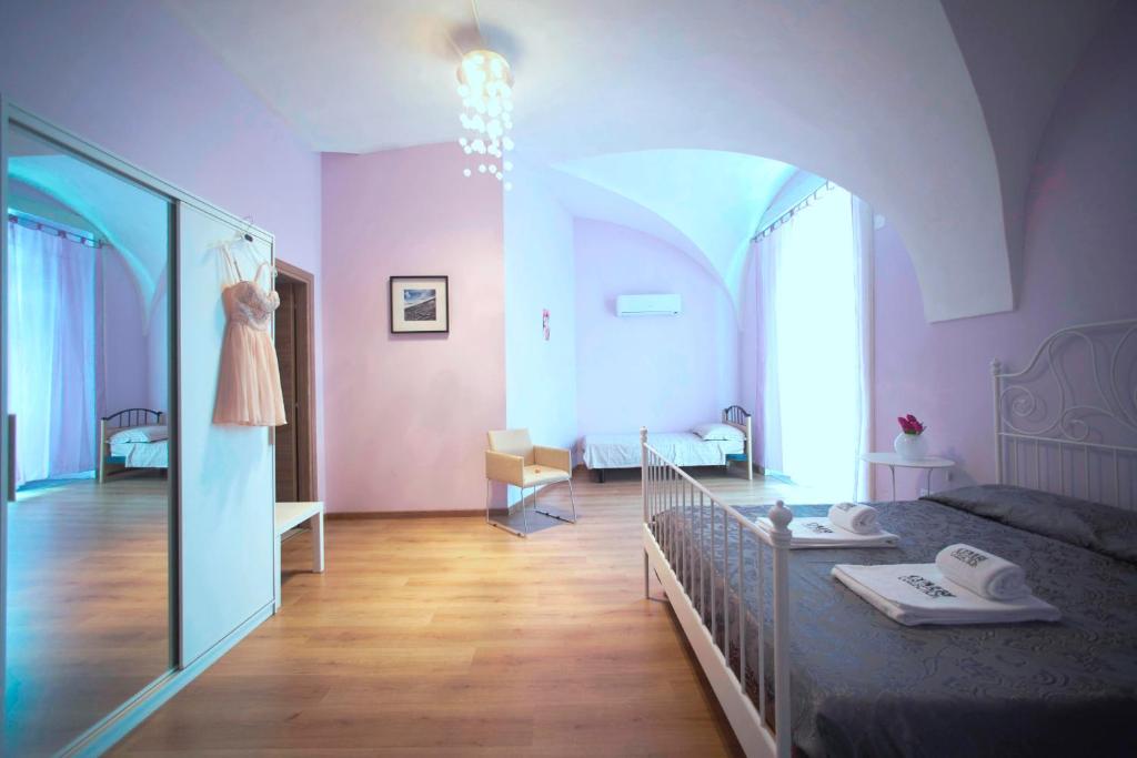 1 dormitorio con 1 cama y 1 habitación con pasillo en B&B Favola Mediterranea, en Catania