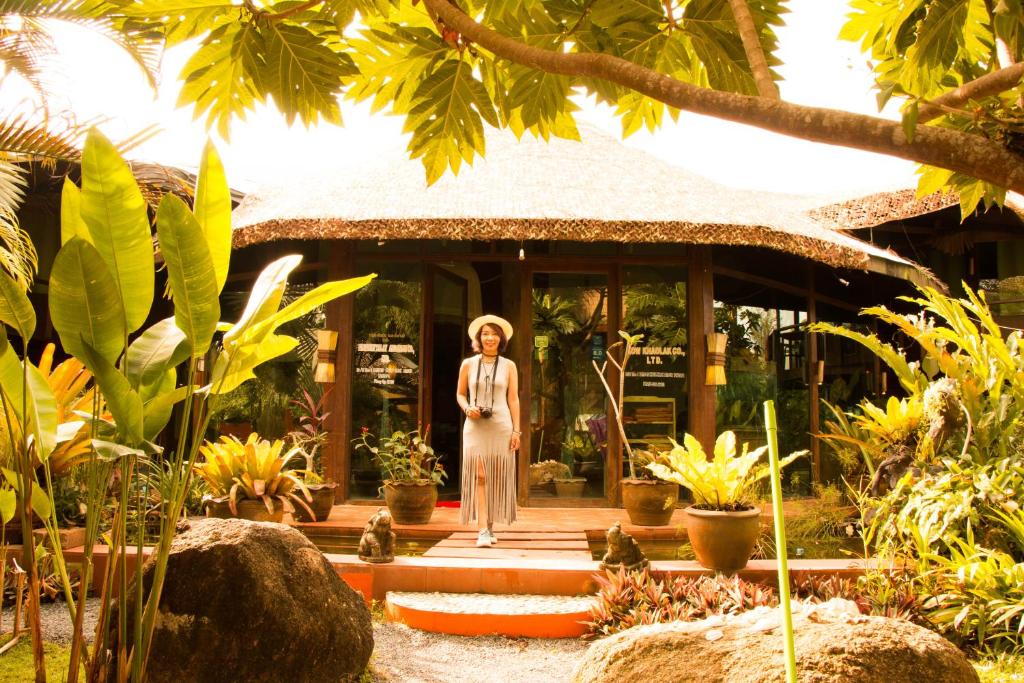 une statue d'une femme debout devant un bâtiment dans l'établissement Khaolak Relax Eco Resort, à Khao Lak