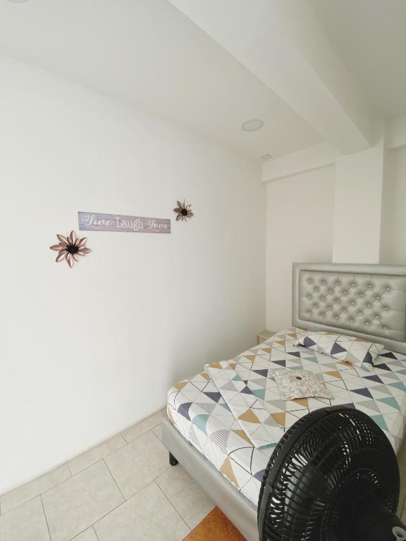 a bedroom with a bed with a sign on the wall at Texworks Coliving in Cali