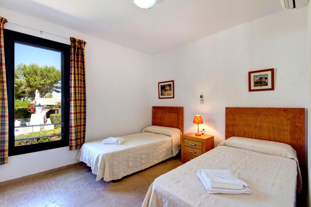 Postel nebo postele na pokoji v ubytování Villa Binizahira by Mauter Villas