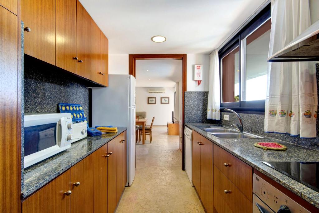 Kuchyň nebo kuchyňský kout v ubytování Villa Binizahira by Mauter Villas