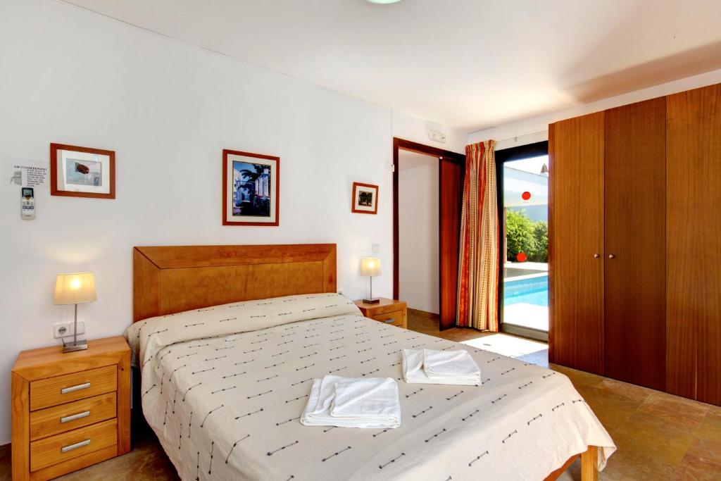 Postel nebo postele na pokoji v ubytování Villa Binizahira by Mauter Villas