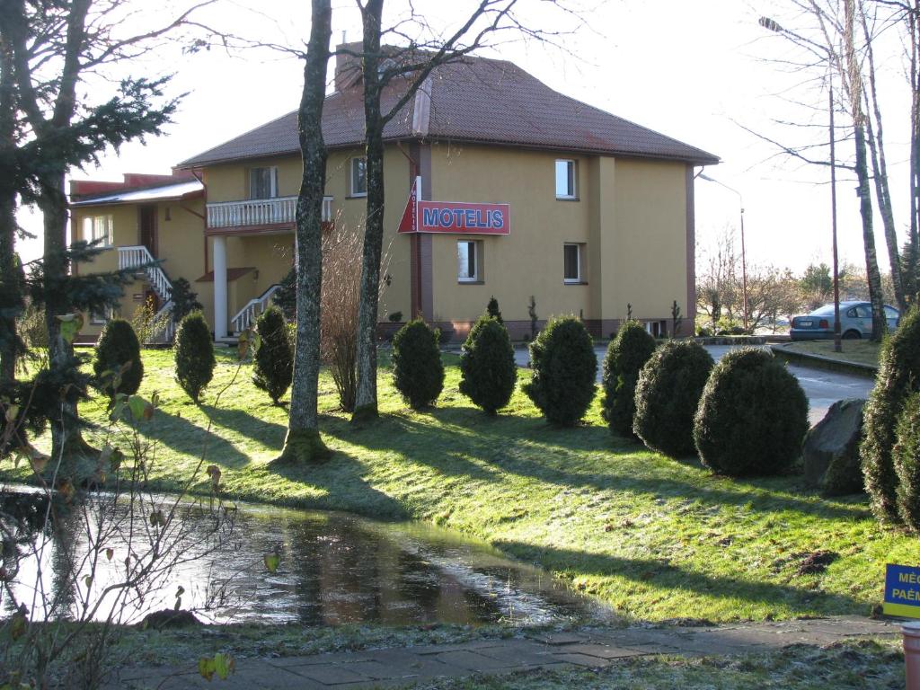 hotel z znakiem motelowym przed budynkiem w obiekcie Piligrimo Užeiga w mieście Kadarės