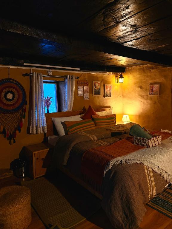 a bedroom with a large bed in a room at Flüstern in Kasol