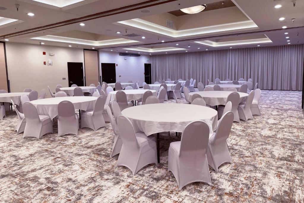 Ramada by Wyndham Tukwila Southcenter photo