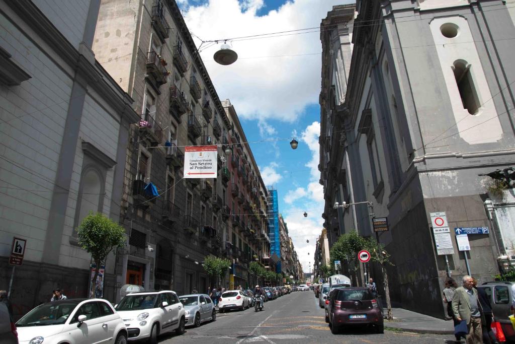 una strada trafficata con auto parcheggiate sulla strada di Carol House a Napoli