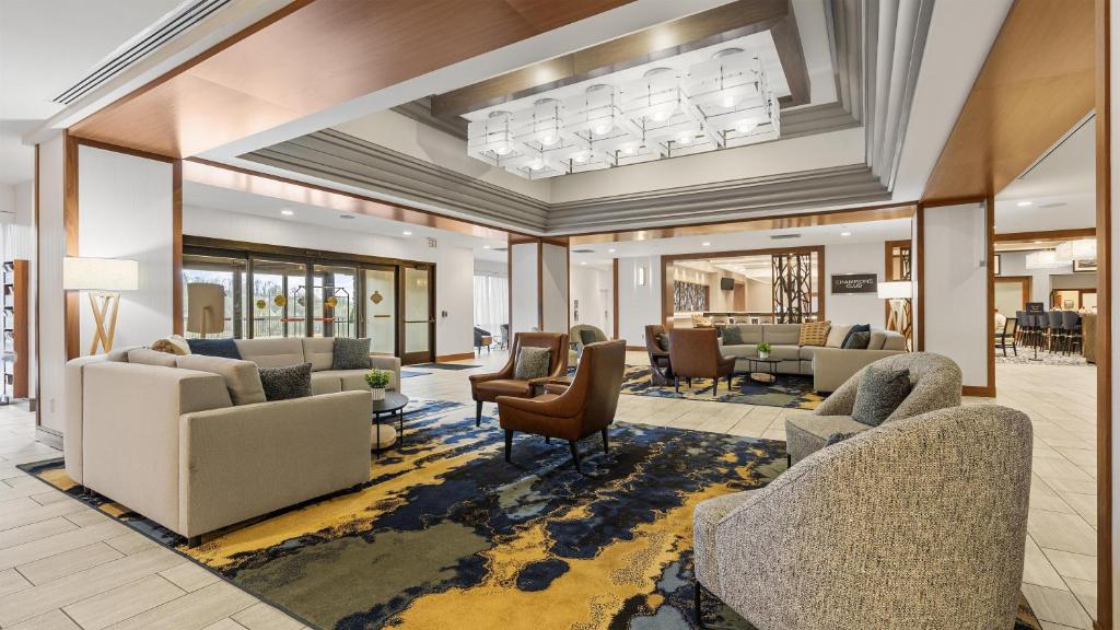 an open living room with couches and chairs at DoubleTree by Hilton Pittsburgh-Green Tree in Pittsburgh