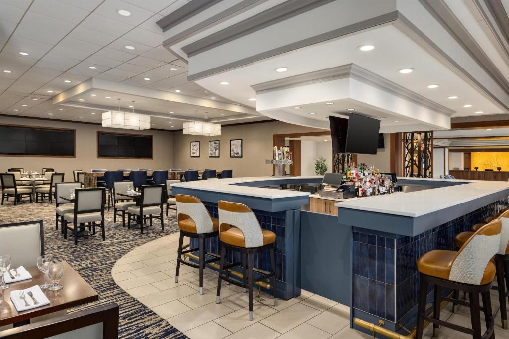 DoubleTree by Hilton Pittsburgh-Green Tree photo