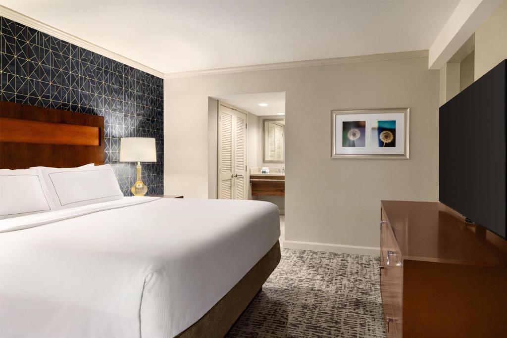 DoubleTree by Hilton Pittsburgh-Green Tree photo