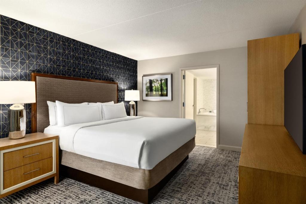 DoubleTree by Hilton Pittsburgh-Green Tree photo