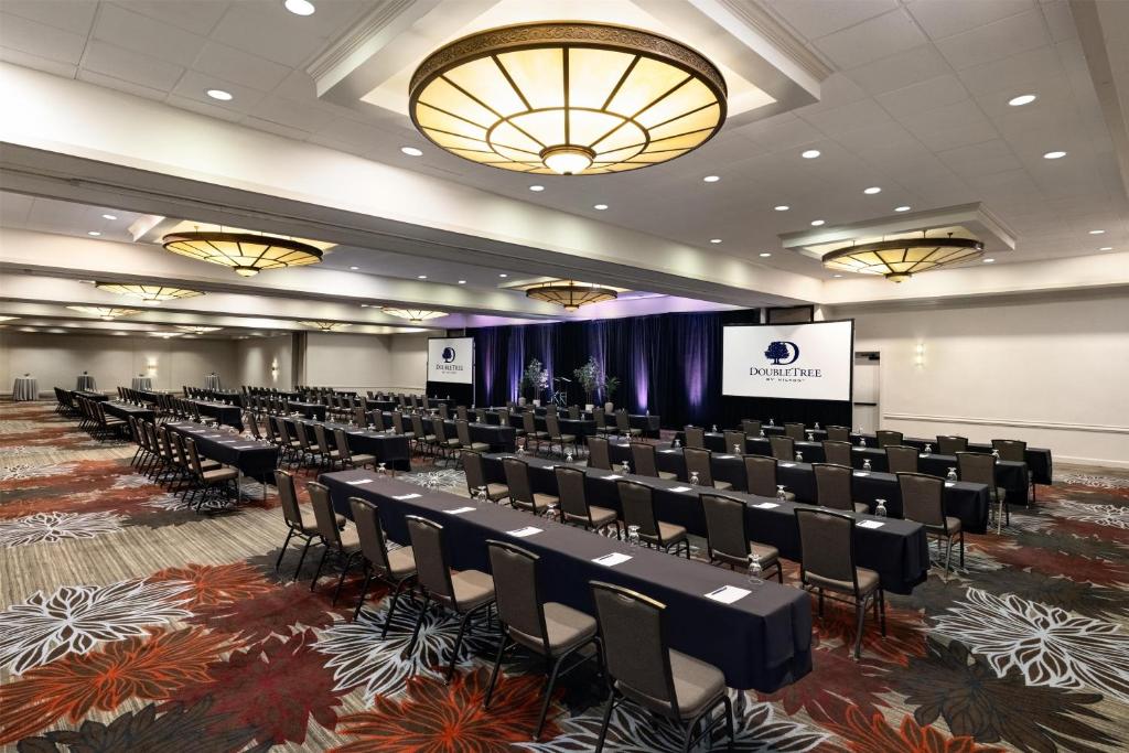 DoubleTree by Hilton Pittsburgh-Green Tree photo