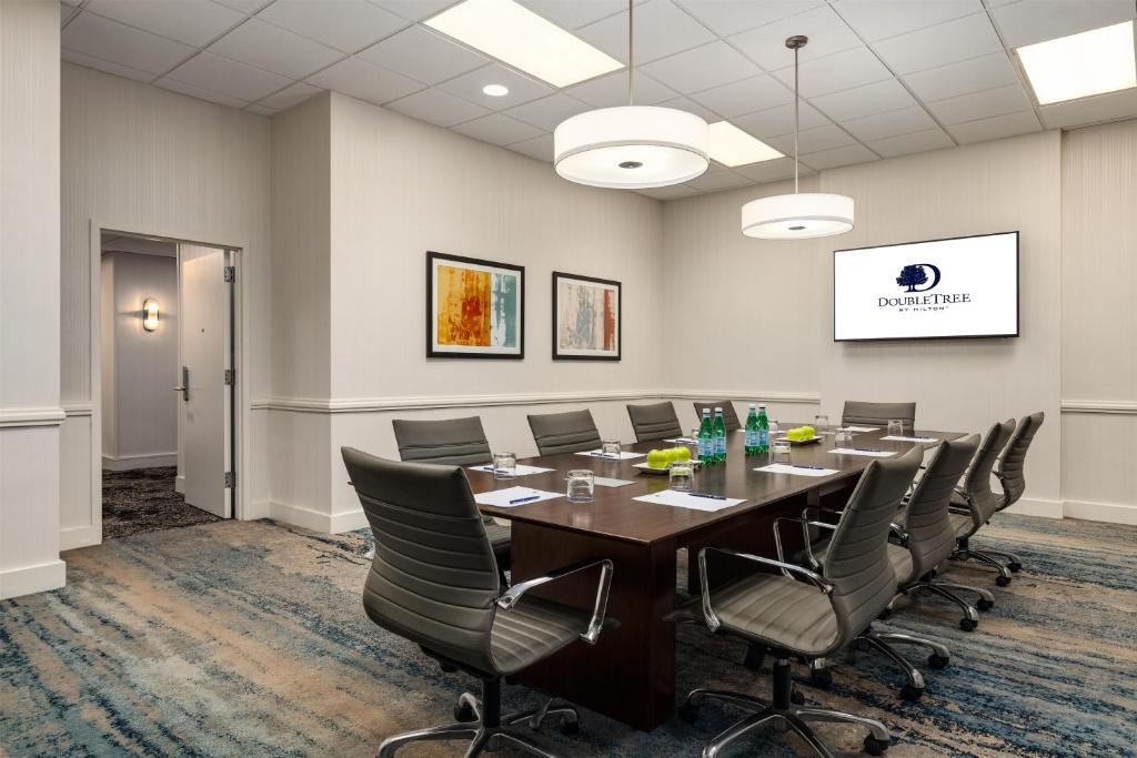 DoubleTree by Hilton Pittsburgh-Green Tree photo